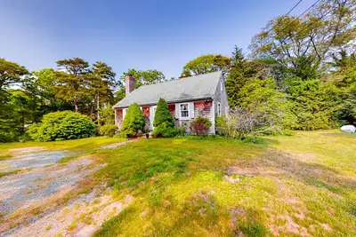 Image de Delightful, dog-friendly home with private deck, grill, outdoor dining & WiFi