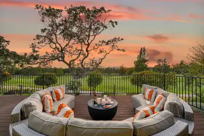 Image de Enjoy a glass of wine & watch Napas stunning sunsets from sofa on huge deck! 3ba