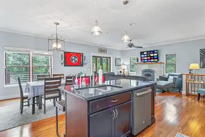 Image de Side ofLookout Mtn-2 Story Hideaway-Sleeps14- Chatt Vistas