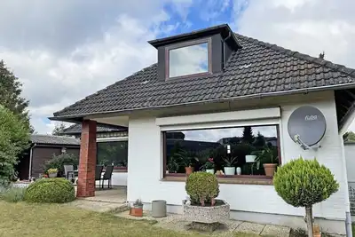 Image de Großes Ferienhaus in Zentraler Lage mit Garten und Sauna