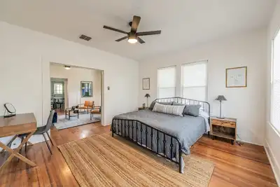 Image de ✨Private Deck & Patio⛱Historic Craftsman 2blks to food&fun!