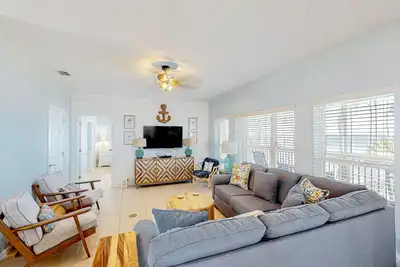 Image de Bayfront dog-friendly home with private pool, fishing pier, gas grill, elevator