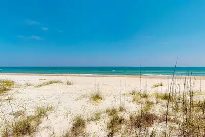 Image de Dog-friendly beachfront bungalow with gorgeous views, outdoor shower, and deck
