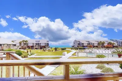Image de Poolside dog-friendly townhouse with partial Gulf views, on-site pool & grills