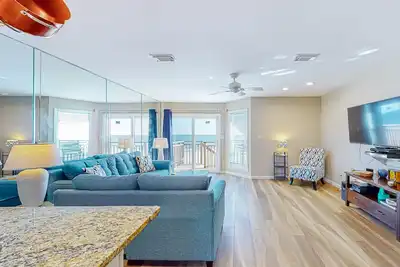 Image de Gulf front dog-friendly townhouse with community pool, private deck, central Ac