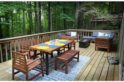 Image de Cozy Modern Updated Poconos Cabin with Huge Deck