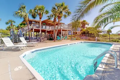 Image de Ocean-view home with private outdoor pool, outdoor shower, beach gear