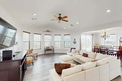 Image de Dog-friendly home near the beach with private pool, beach gear, elevator, grill