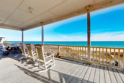 Image de Beachfront dog-friendly home with private hot tub, boardwalk, on-site pools, gym