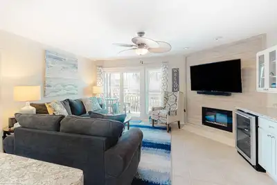 Image de Luxury poolside townhouse with deck, balcony, washer/dryer, on-site pool, grill