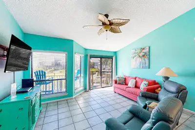 Image de Dog-friendly, poolside townhouse w/community pool, grills, deck, beach gear, Ac