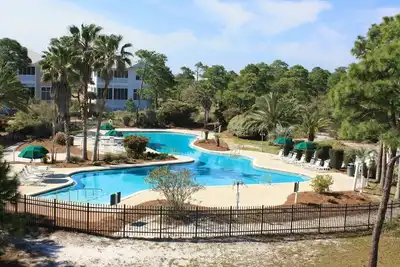 Image de Spacious dog-friendly home with elevator, screened decks, on-site pool, & gym