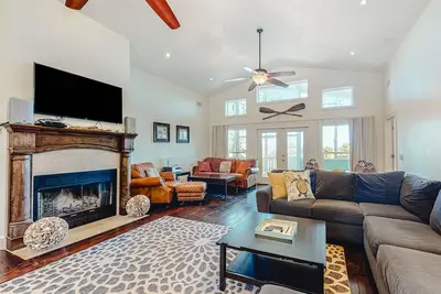 Image de Dog-friendly home near the beach with beach gear, gas grill & washer/dryer