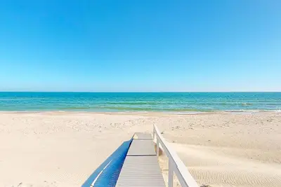 Image de Upscale beachfront home with private hot tub, grill, on-site pools, gym, dogs Ok