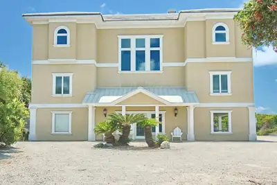 Image de Beachfront home with elevator, beach gear, on-site pool, tennis & fitness room