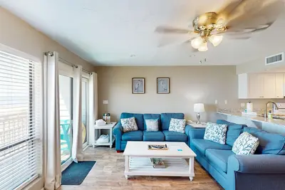 Image de Beachfront East End townhouse with beach views, deck, on-site pool & grills