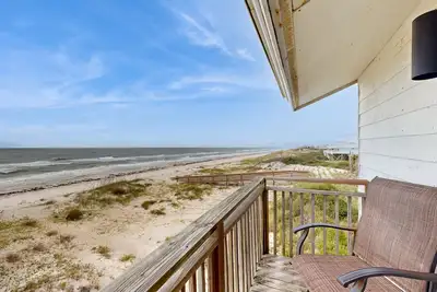 Image de Recently Renovated Beachfront Townhome with beach views, deck, beach gear & more
