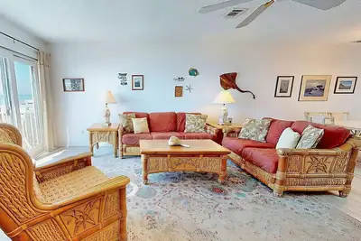 Image de Dog-friendly beachfront townhouse with comunity pool, washer/dryer, central Ac