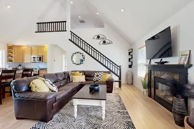Image de Cottage near the beach with hot tub, gas fireplace, washer/dryer, dog-friendly
