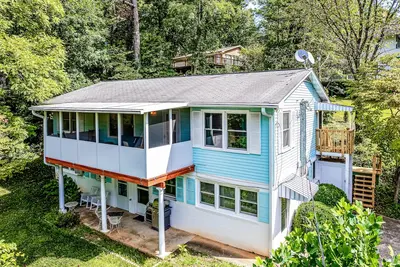 Image de Upstairs, dog-friendly retreat with forest views, full kitchen, plus pool access