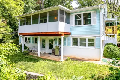 Image de Peaceful mountain lake retreat with free WiFi and private patio