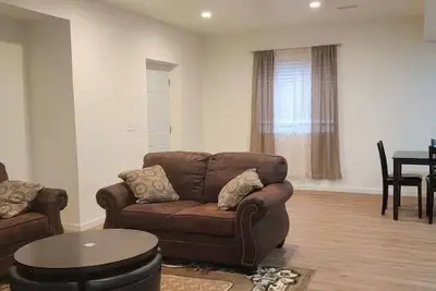 Image de 2 bedroomsand 2 bathrooms beautiful walkout basement.