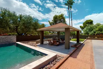 Image de Sparkling Arizona oasis with private pool, rainfall shower, fireplace & WiFi