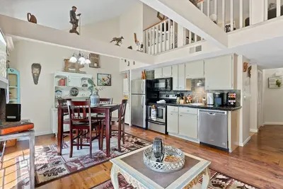 Image de 2 bed 2 bath Rustic roost loft condo; deck 2 pools; Lake Taneycomo, & amenities