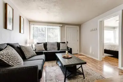 Image de Beautiful 2 bdrm, 1 Bath 4 blocks from The U of O,