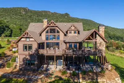 Image de Almost Heaven- luxury home in Eagles Nest with hot tub, sunset views, pool table
