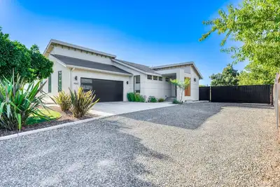 Image de Stunning Newly Built Modern Artist Home