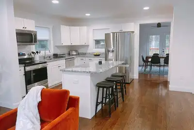 Image de *New* Spacious & Bright Executive Home in the City