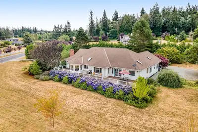 Image de Newly updated home with sweeping cascade views, gas grill, WiFi & lush acreage