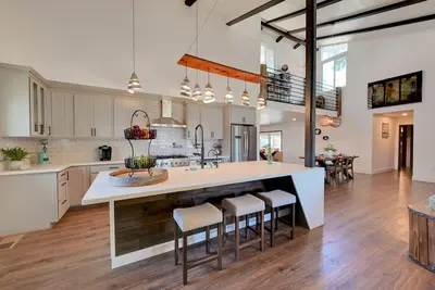 Image de Rustic Modern Retreat W/Pool And Game Room