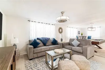 Image de New, 3b/2ba, oasis backyard/Hot tub, quiet n'hood