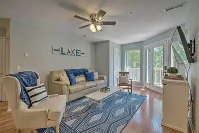 Image de Bright Ozarks Condo w/ Balcony & Lake Views!