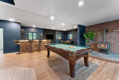 Image de Modern Poconos Game House! Hot Tub, Fire Pit