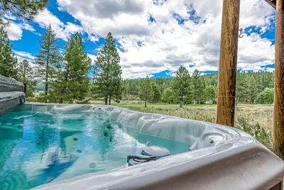 Image de Home with amazing views, outdoor dining, fireplaces, pool- dogs ok