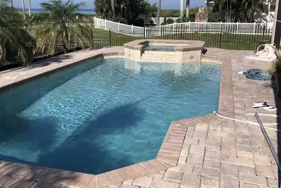Image de Spacious gulf view home nestled between 2 nearby beaches with pool and hot tub.