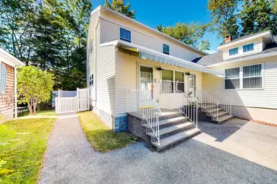 Image de Charming home with unbeatable downtown location, Ac, and private washer/dryer