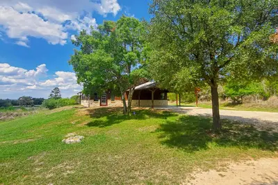 Image de Ranch home with hot tub on 7 secluded acres - minutes to downtown Fredericksburg