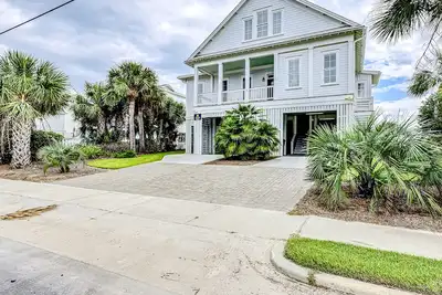 Image de Luxe oceanfront home with dazzling beach views, screened porch & elevator
