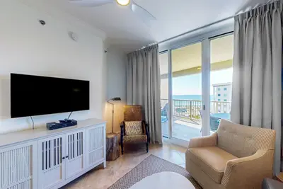 Image de Gorgeous condo with beach access, a pool, hot tub, central Ac & washer/dryer