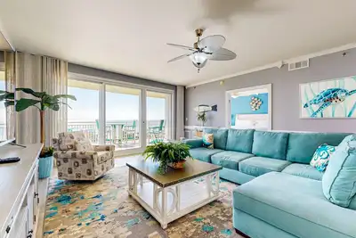 Image de Stylish beach condo with gulf views, shared pool, gym & WiFi - walk to the beach