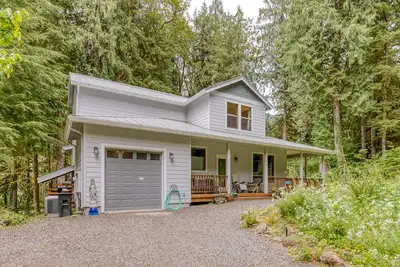 Image de Charming riverfront apartment with kitchenette, grill, & central Ac
