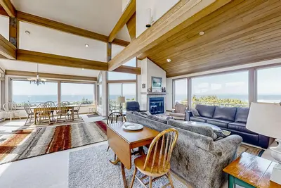 Image de Spacious oceanfront home with free WiFi, fireplace, and wrap-around deck