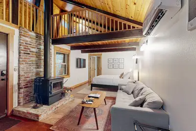 Image de Dog-friendly cabin with deck, hot tub & firepit - walk to Sandy River