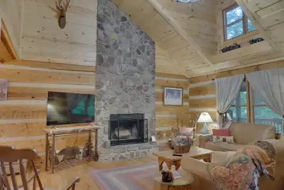 Cozy Cabin with Ada accessible, golfing, hiking, , beach, tennis, and more!
