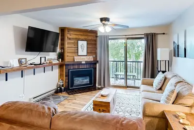 Image de Lovely condo with shared pool, sauna, hot tub, tennis, free WiFi, gas fireplace