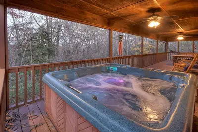 Image de Soak and cozy up next to the fireplace! - Annie's Mountain Mist -